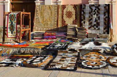 Sharm El Sheikh, Mısır - 12 Mayıs 2018: Halı Caddesi iş ve alışveriş ve eğlence bölgesi Il Mercato Sharm El Sheikh, Mısır satışı