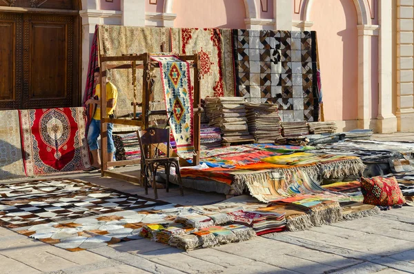 埃及沙姆沙伊赫 2018年5月12日 不知名的年轻人在哈达巴的商业和购物娱乐区的街道上出售各种五颜六色的东方地毯市场 — 图库照片