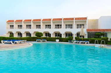 Sharm El Sheikh, Mısır - 8 Mayıs 2018: Bölge otel Siva Sharm (ex Savita Resort) 5 * Sharks Bay. İki-öykü building yakınındaki havuzu