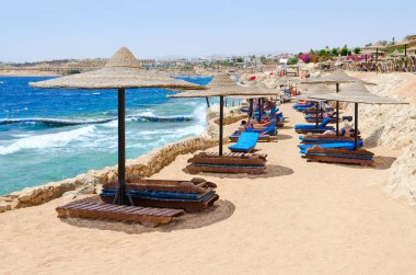 Sharm El Sheikh, Mısır - 8 Mayıs 2018: Bilinmeyen insanlar üzerinde plaj, Siva Sharm (ex Savita Resort) dinlenme 5 * otel Sharks Bay. Kırmızı bayrağı sahilde uyarı