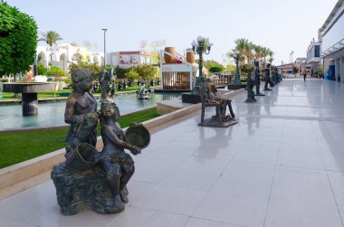 Sharm El Sheikh, Mısır - 9 Mayıs 2018: Popüler alışveriş ve eğlence kompleksi Soho Square, Sharm El Sheikh, Mısır heykel besteleri 