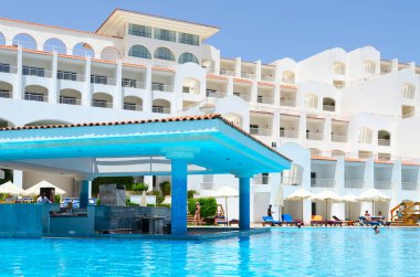 Sharm El Sheikh, Mısır - 8 Mayıs 2018: Bilinmeyen insanlar huzur otel Siva Sharm (ex Savita Resort) içinde 5 * Sharks Bay. Ana bina ve havuz bar