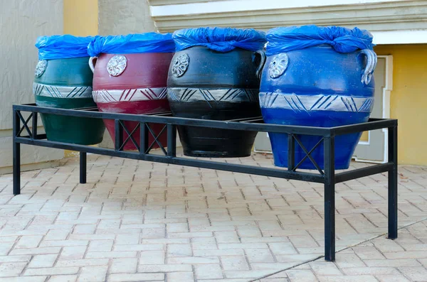Urnas Decorativas Cerámica Sobre Soporte Metal Calle Mercato Sharm Sheikh — Foto de Stock
