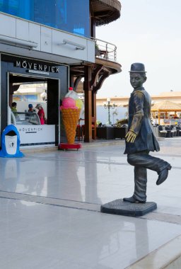 Sharm El Sheikh, Mısır - 9 Mayıs 2018: Heykel kompozisyon popüler alışveriş ve eğlence kompleksi Soho Meydanı'nda. Bilinmeyen insanlar şekerleme (dondurma salonu) Movenpick