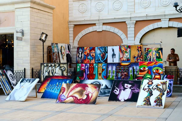 Πώληση των έργων ζωγραφικής στην οδό στην επιχειρηματική και εμπορική και ψυχαγωγική περιοχή του Il Mercato σε Hadaba, Σαρμ Ελ Σέιχ, Αίγυπτος — Φωτογραφία Αρχείου