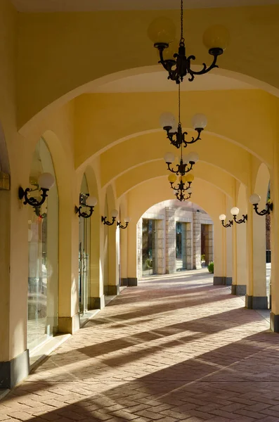 İş ve alışveriş ve eğlence bölgesi Il Mercato Hadaba, Sharm El Sheikh, Mısır mimarisi