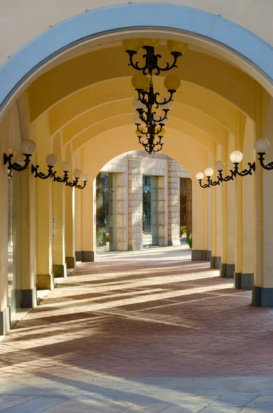 İş ve alışveriş ve eğlence bölgesi Il Mercato Hadaba, Sharm El Sheikh, Mısır mimarisi