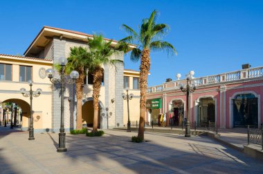 Sharm El Sheikh, Mısır - 12 Mayıs 2018: Mağazalar iş ve alışveriş ve eğlence bölgesi Il Mercato içinde Hadaba