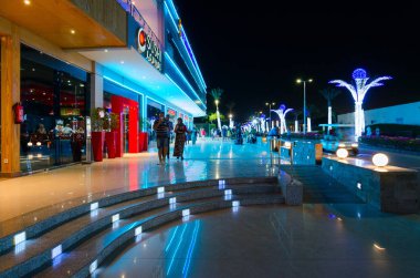 Sharm El Sheikh, Mısır - 8 Mayıs 2018: Bilinmeyen insanlar aşağı cadde suşi Lounge popüler alışveriş ve eğlence bölgesi Soho Meydanı'nda akşam yürümek