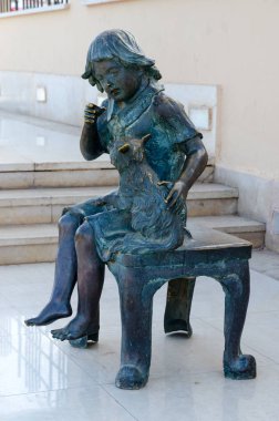 Sharm El Sheikh, Mısır - 9 Mayıs 2018: Popüler alışveriş ve eğlence kompleksi Soho Meydanı bankta oturan kız heykeli