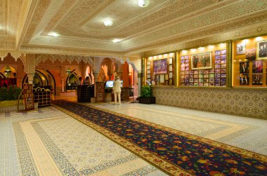 Sharm El Sheikh, Mısır - 14 Mayıs 2018: Bilinmeyen kadın-turistik bir alışveriş ve eğlence kompleksi koridorlarında 