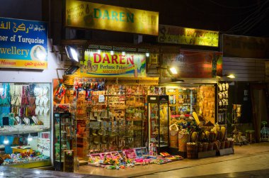 Mağazalar popüler alışveriş ve eğlence bölgesi Naama Körfezi, görünümü, Sharm El Sheikh, Mısır akşam