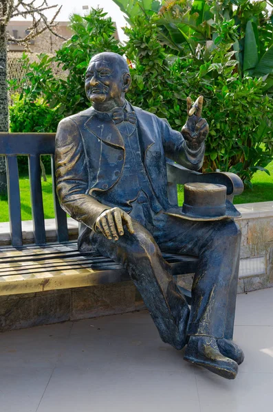 Escultura del hombre sentado en el banco en el complejo comercial y de entretenimiento de la Plaza del Soho, Sharm El Sheikh, Egipto —  Fotos de Stock