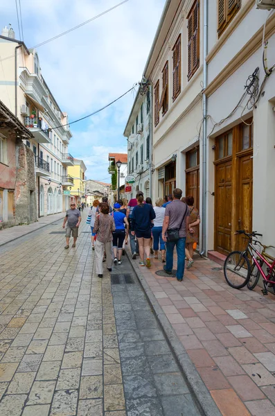 Shkoder Albania Settembre 2017 Gruppo Turisti Sconosciuti Strada Rruga Juhadol — Foto Stock