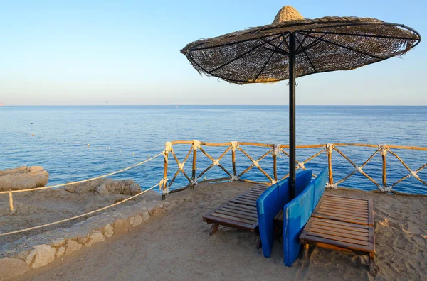 Sonnenschirm Und Holzliegen Felsigen Ufer Des Roten Meeres Sharm Sheikh — Stockfoto