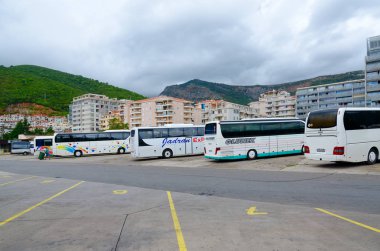Budva, Karadağ - 9 Eylül 2017: Otobüs durağında popüler tatil kasabası Budva, Karadağ