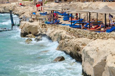 Sharm El Sheikh, Mısır - 8 Mayıs 2018: Bilinmeyen insanlar dinlenmek Beach otel Siva Sharm (ex Savita Resort), 5 *. Kırmızı bayrağı sahilde uyarı
