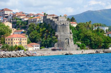 Sahil resort Herceg Novi şehir ve kale Forte Mare denizden, Karadağ