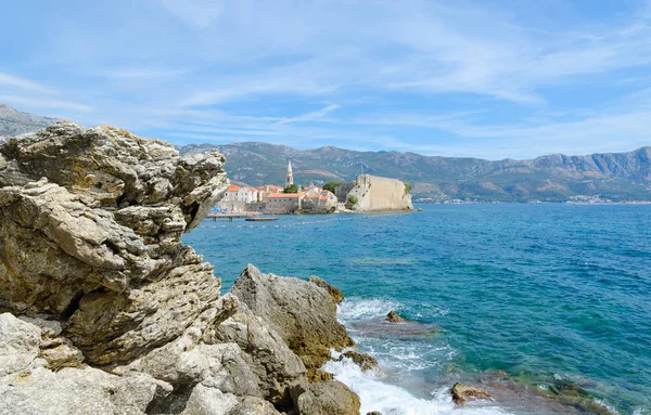 Hermosa Vista Del Mar Casco Antiguo Budva Montenegro Rocas Primer —  Fotos de Stock