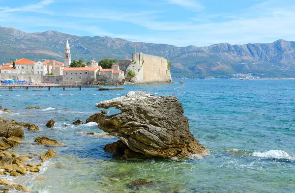 Hermosa Vista Del Mar Casco Antiguo Fondo Las Montañas Budva —  Fotos de Stock