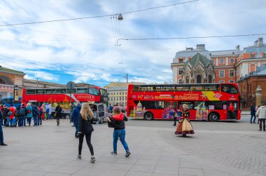 Saint Petersburg, Rusya Federasyonu - 1 Mayıs 2017: Bilinmeyen turistler gezi otobüs Şapel-kutsal İber simgesi Anne, Tanrı'nın (taş Müzesi yakınındaki grubudur)
