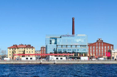 Saint Petersburg, Rusya - 2 Mayıs 2017: Salon Gregory'nin arabalar, Lukoil benzin istasyonu Vyborgskaya dolgu üzerinde elit iş merkezi