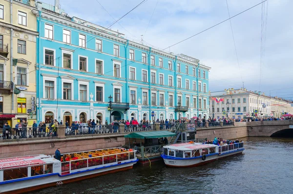 Saint Petersburg Russia May 2017 Unknown People Walk Embankment Griboedov — Stock Photo, Image