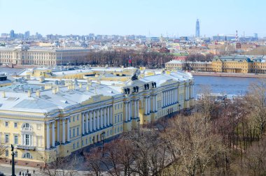 Colonnade St. Isaac'ın katedral eski Senato ve kavuşum bina ve Neva embankment içinde tarihi merkezi, St Petersburg, Rusya üzerinden görüntülemek