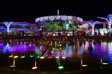 Sharm El Sheikh, Mısır - 8 Mayıs 2018: Bilinmeyen turist Culturama modern bina sinema ışık-müzikal çeşmede yakınındaki popüler alışveriş ve eğlence kompleksi Soho Meydanı akşam vardır