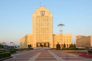 Minsk, Beyaz Rusya - 17 Ağustos 2018: Belarusça Devlet Pedagoji Üniversitesi Maxim Tank Bağımsızlık Meydanı adını