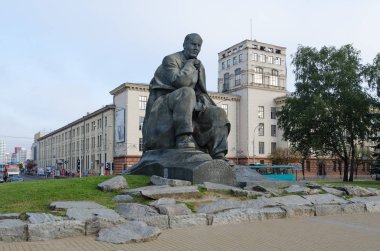 Minsk, Belarus - 17 Ağustos 2018: İnsanların şair Beyaz Rusya yılının Kolas, Minsk, Beyaz Rusya, Anıt