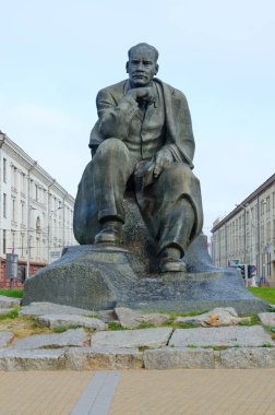 Minsk, Belarus - 17 Ağustos 2018: İnsanların şair Beyaz Rusya yılının Kolas, Minsk, Beyaz Rusya, Anıt