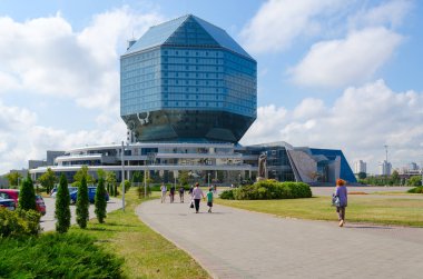 Minsk, Beyaz Rusya - 17 Ağustos 2018: Bilinmeyen insanlar Ulusal Kütüphane, Belarus, Minsk gider