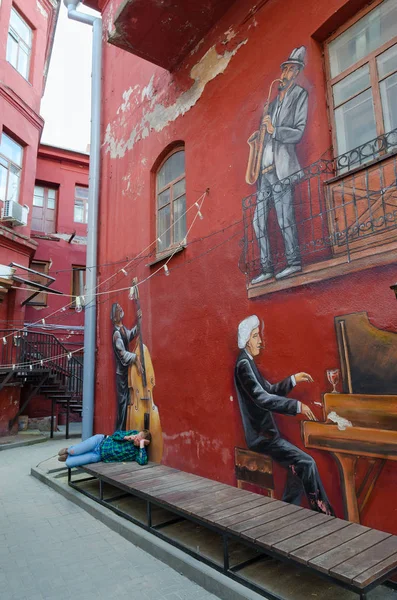 Graffiti na zdi domu (pianista, saxofonista, violoncellista), červený dvůr, Minsk, Bělorusko — Stock fotografie