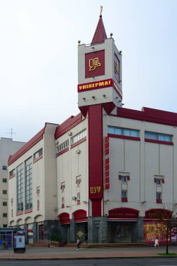 Minsk, Beyaz Rusya - 17 Ağustos 2018: Bilinmeyen insanlar yürüyüş boyunca bağımsızlık Avenue yakınındaki Merkez Bina Department Store 