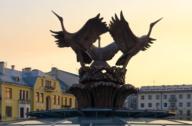 Minsk, Beyaz Rusya - 17 Ağustos 2018: Sabah görünümünü Çeşme Bağımsızlık Meydanı ' nda üç leylek göğe, Minsk, Beyaz Rusya uçan bronz heykel grubu