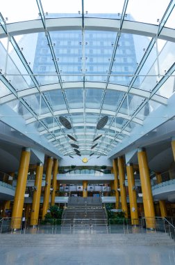 Minsk, Beyaz Rusya - 17 Ağustos 2018: Belarus, Minsk Milli Kütüphanesi girişine