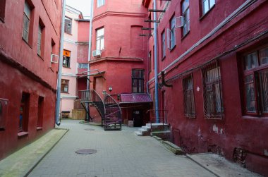 Minsk, Beyaz Rusya - 17 Ağustos 2018: Kırmızı yarda (sadece avlu-Minsk kuyuda, yaz aylarında orada konser canlı müzik, fotoğraf sergileri, resimlerini sergiler, sanatçılar, dersler performansları ile gençlik alt kültür yeri)