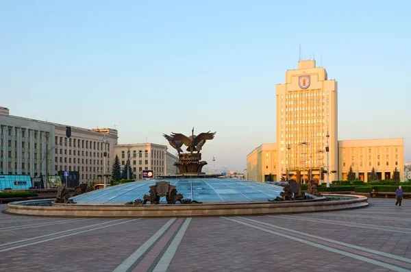 Minsk Bélaro Agosto 2018 Fuente Plaza Independencia Universidad Pedagógica Estatal — Foto de Stock