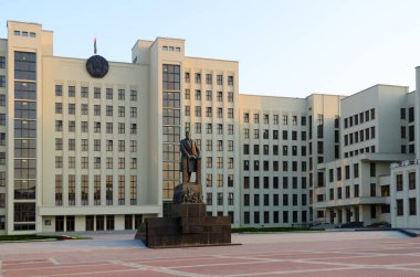 Minsk, Beyaz Rusya - 17 Ağustos 2018: Anıt Lenin ve Bağımsızlık Meydanı ' nda Minsk, Beyaz Rusya hükümet binası