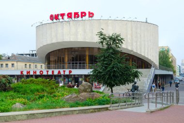 Minsk, Beyaz Rusya - 17 Ağustos 2018: Bilinmeyen insanlar yürüyüş sinema 