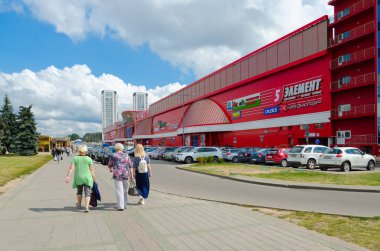 Minsk, Beyaz Rusya - 17 Ağustos 2018: bilinmeyen insanlar büyük modern alışveriş merkezi Dana Mall, Minsk, Beyaz Rusya cadde boyunca yürüyüş