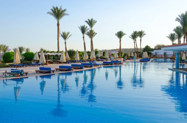 Sharm El Sheikh, Mısır - 14 Mayıs 2018: Kimliği belirsiz kişi Havuzu (ex Savita Resort) Otel Siva Sharm topraklarının üzerinde yakın dinlenme 5 * Sharks Bay