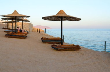 Sharm El Sheikh, Mısır - 14 Mayıs 2018: Bilinmeyen insanlar dinlenmek Beach otel Siva Sharm (ex Savita Resort), 5 * akşam
