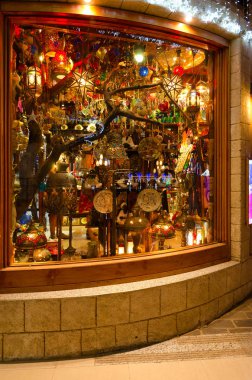 Sharm El Sheikh, Mısır - 13 Mayıs 2018: Hatıra Eşyası dükkanı penceresinde, Han El Khalili ın Bazaarı popüler Soho Square alışveriş ve eğlence kompleksi içinde saklamak