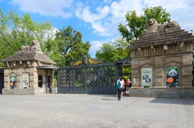 Berlin, Almanya - 5 Eylül 2018: Ünlü Berlin Berlin'in Tiergarten içinde bulunan Hayvanat Bahçesi (Berlin Hayvanat Bahçesi),'ın bilinmeyen turistler girin
