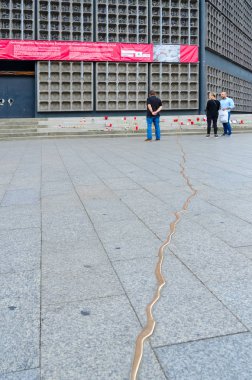 Berlin, Almanya - 5 Eylül 2018: Memorial yakınındaki Kaiser Wilhelm Hatıra Kilisesi, Berlin, Almanya terörist saldırısının kurbanları anısına 