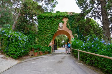 Bir Lloret De Mar, İspanya - 9 Eylül 2018: Bilinmeyen turist girişinde Saint Clotilde Bahçeleri Lloret de Mar, Costa Brava, Katalonya, İspanya vardır