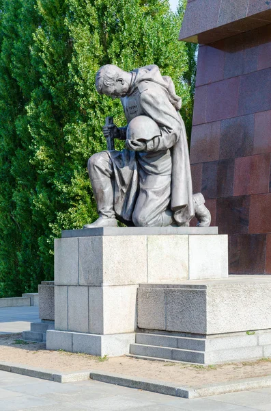 Berlín Německo Září 2018 Památník Sovětský Voják Treptow Park Berlín — Stock fotografie