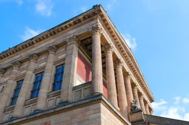 Berlin, Almanya - 5 Eylül 2018: Bina, eski Ulusal Galeri üzerinde ünlü Müzeler Adası, Berlin, Almanya